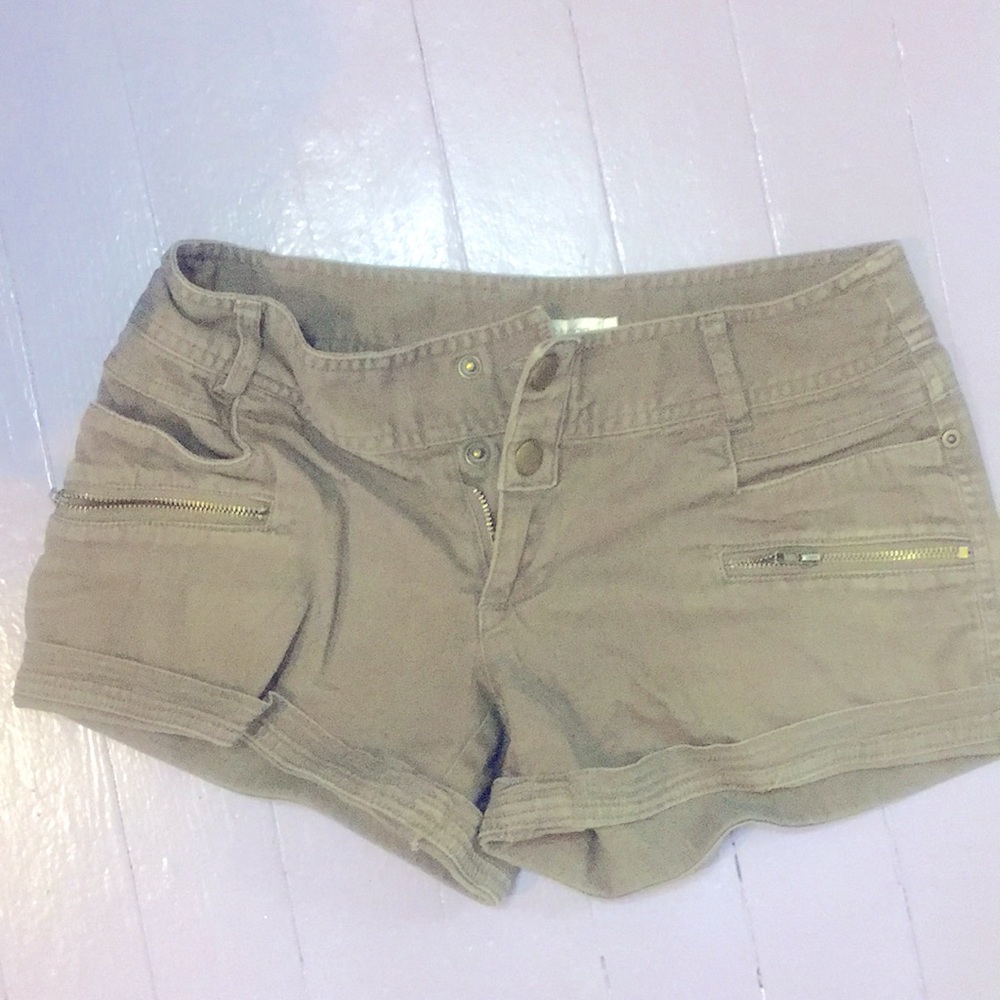 Light brown jean shorts with pockets